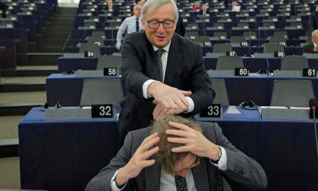 Wangenküsse, Griff ins Haar: Auch der belgische Liberale Guy Verhofstadt machte Bekanntschaft mit Junckers Schalk.