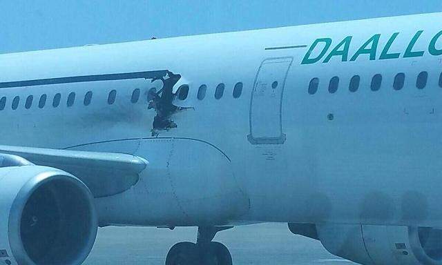 Der Airbus 321 der Daallo Airlines landete trotz Lochs in der Hülle sicher in Mogodischu.