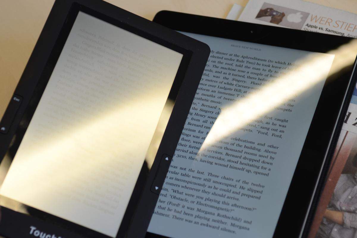 Ein erheblicher Nachteil des iPad, das mit mindestens 499 Euro und 650 Gramm klar außerhalb des restlichen Feldes angesiedelt ist, ist sein spiegelndes Display. Im Sonnenlicht ist das Lesevergnügen damit nonexistent. Gleiches gilt aber auch für den TouchMe, dessen Beschichtung die Spiegelungen des Lichts noch extra verteilt.