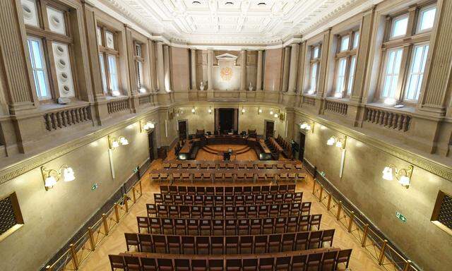 Umgebaut: der Schwurgerichtssaal des Straflandesgerichts Wien. Die Tischreihen (Bildmitte) gehören den Angeklagten und den Anwälten. 