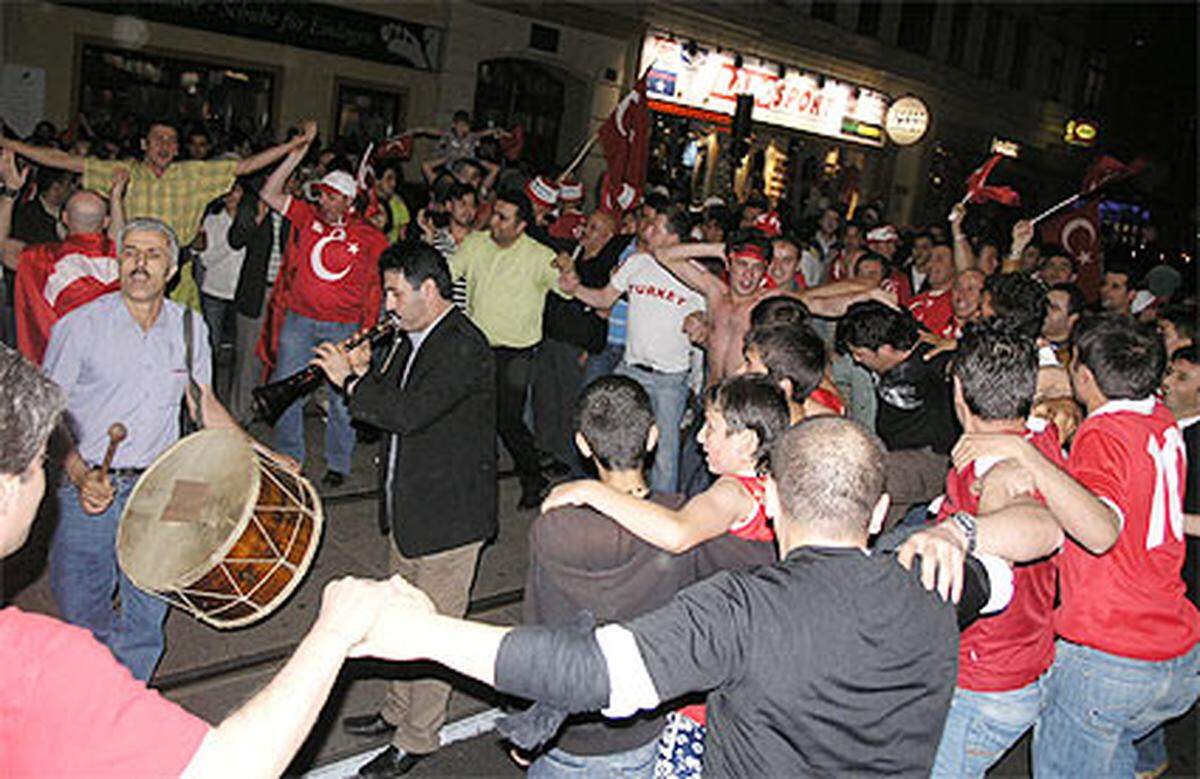 Auch für Musik und türkische Volkstänze wird gesorgt.