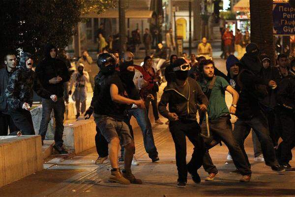 In der Nacht hörte man dann Sprechchöre auf Athens Straßen: Es handle sich um "vom Staat verübten Mord" ...