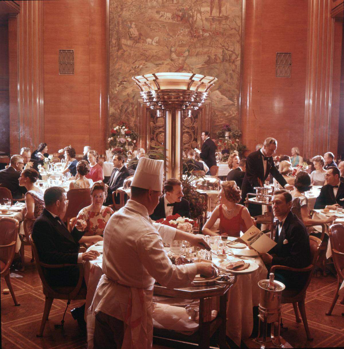 Schließlich war der Dresscode in den opulenten Speisesälen sehr streng. Hier wurde geschlemmt und getanzt.