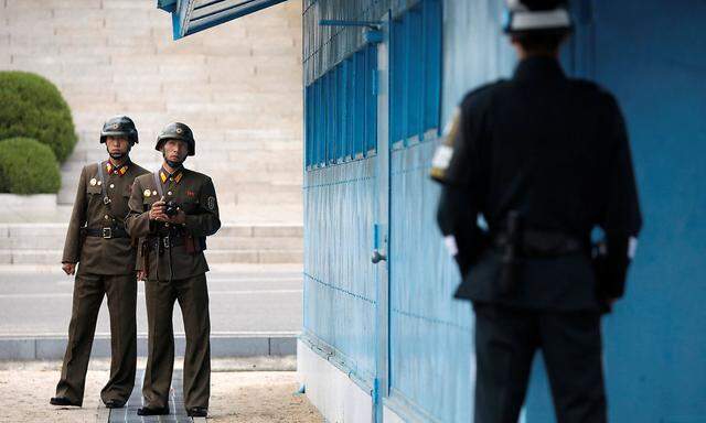 Nordkoreanische Soldaten an der Grenze zu Südkorea vor dem Besuch von Mike Pence.