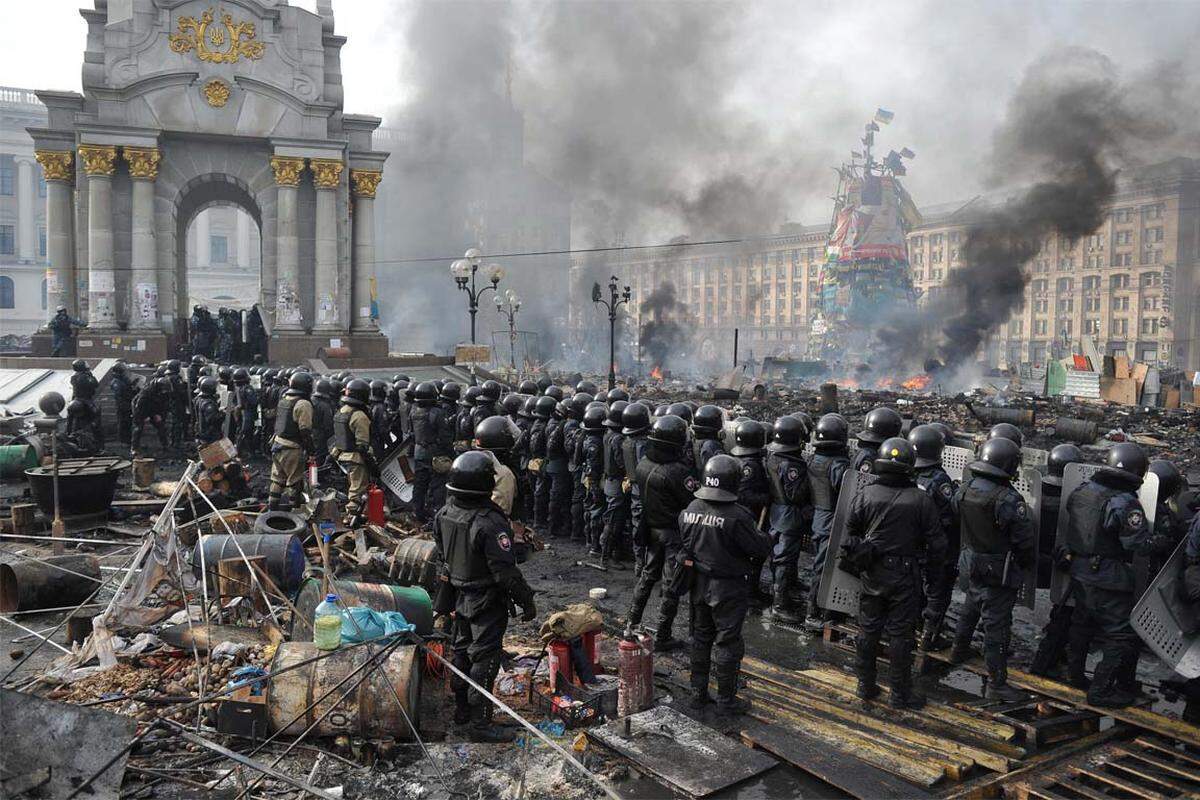 In Kiew schießen Sicherheitskräfte auf Demonstranten, rund 90 Menschen werden in diesen Tagen bei Straßenkämpfen getötet.