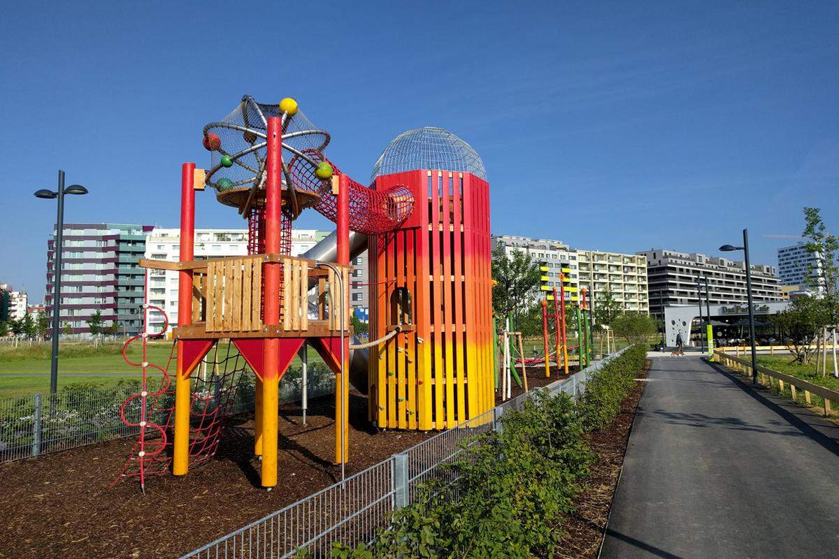 Ein großzügiger Spielplatz ergänzt das Angebot.