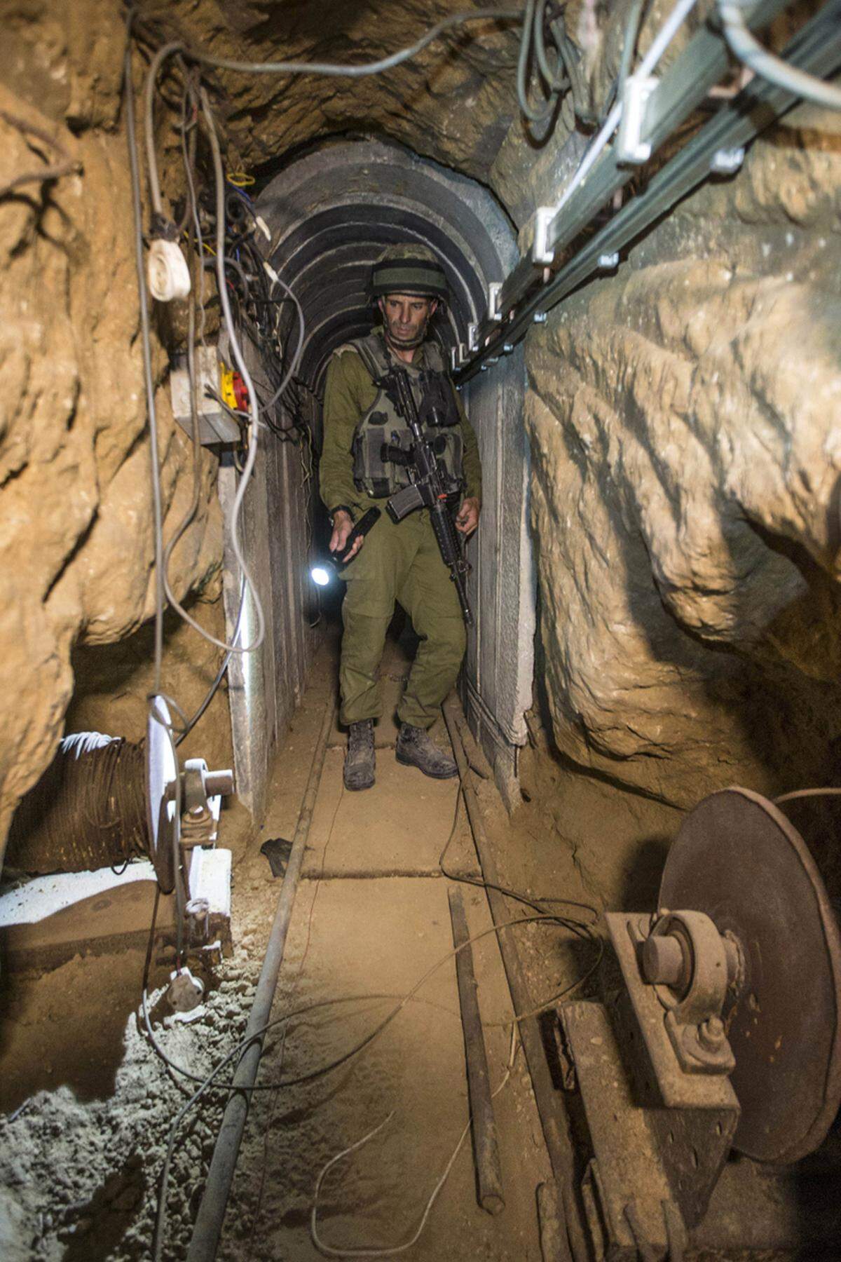 Die Hamas soll demnach geplant haben, am jüdischen Neujahrsfest Rosch Hashana im September Hunderte bewaffneter Kämpfer durch mehrere Tunnel gleichzeitig auf israelisches Gebiet zu schicken.