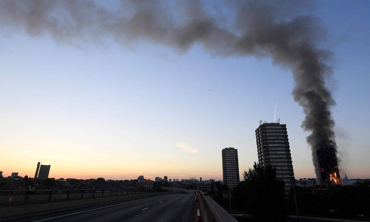 Im Zentrum von London steht seit der Nacht auf Mittwoch ein 24-stöckiges Hochhaus in Flammen.