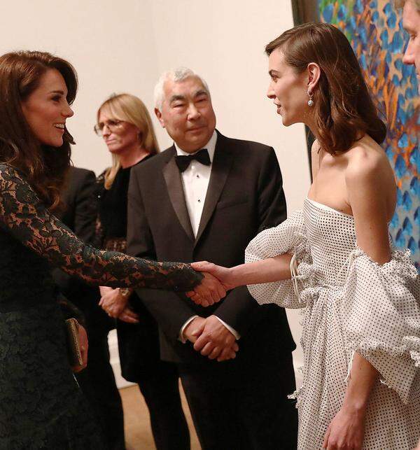 Vielleicht holte sich Kate ja frühlingshafte Modeinspiration bei Stilikone Alexa Chung, die ebenfalls auf der Gala zu Gast war. (Hoffentlich.)