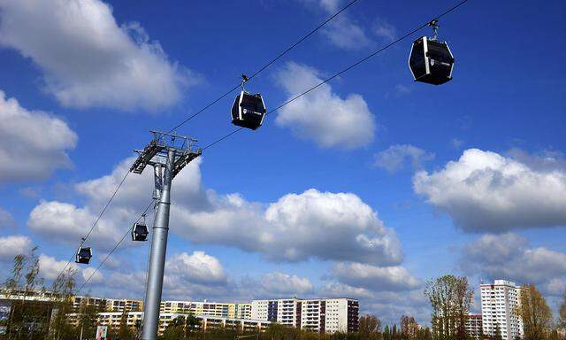 Die Einwohner aus Marzahn sind durch die Seilbahn an die Berliner U-Bahn angeschlossen.