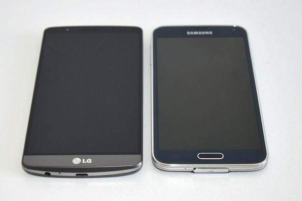 Das LG G3 ist kaum größer als Samsungs Galaxy S5 - und das, obwohl das Display mit 5,5 Zoll schon eher zur Gattung der Riesen-Bildschirme zählt. Mit technischer Perfektion versucht LG sich gegen die prominente Konkurrenz durchzusetzen. DiePresse.com hat das neue Smartphone ausprobiert.