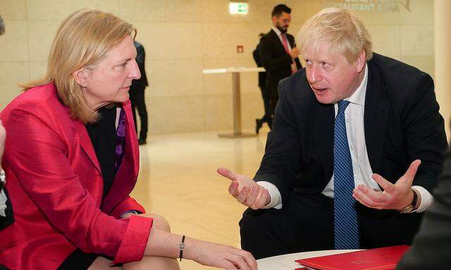 Außenministerin Karin Kneissl hat beim EU-Ministerrat in Luxemburg auch mit ihrem britischen Amtskollegne Boris Johnson ein Gespräch geführt.