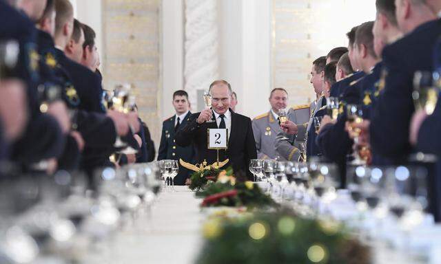 Der mächtige Mann im Kreml. Wladimir Putin empfängt russische Soldaten, die in Syrien im Einsatz waren.