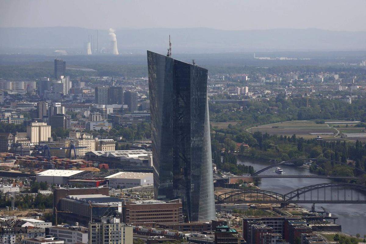 Den 14. Rang erreicht die in Frankfurt beheimatete Europäische Zentralbank. Die EU-Institution ist zuständig für die Festlegung und Durchführung der Geldpolitik in der Eurozone. Mit ihren milliardenschweren Anleihenkäufen geriet die EZB auch in Kritik von zahlreichen Wirtschaftsexperten.