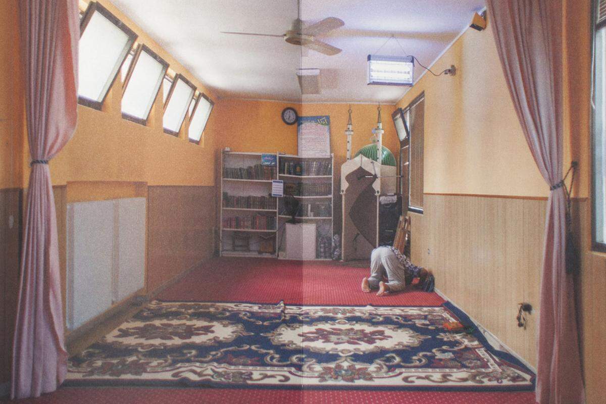 Tücher und Teppiche verwandeln diesen ehemaligen Supermarkt in einen provisorischen Gebetsraum.