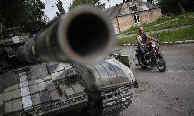 Ukrainian troops are pictured in the eastern Ukrainian town of Seversk