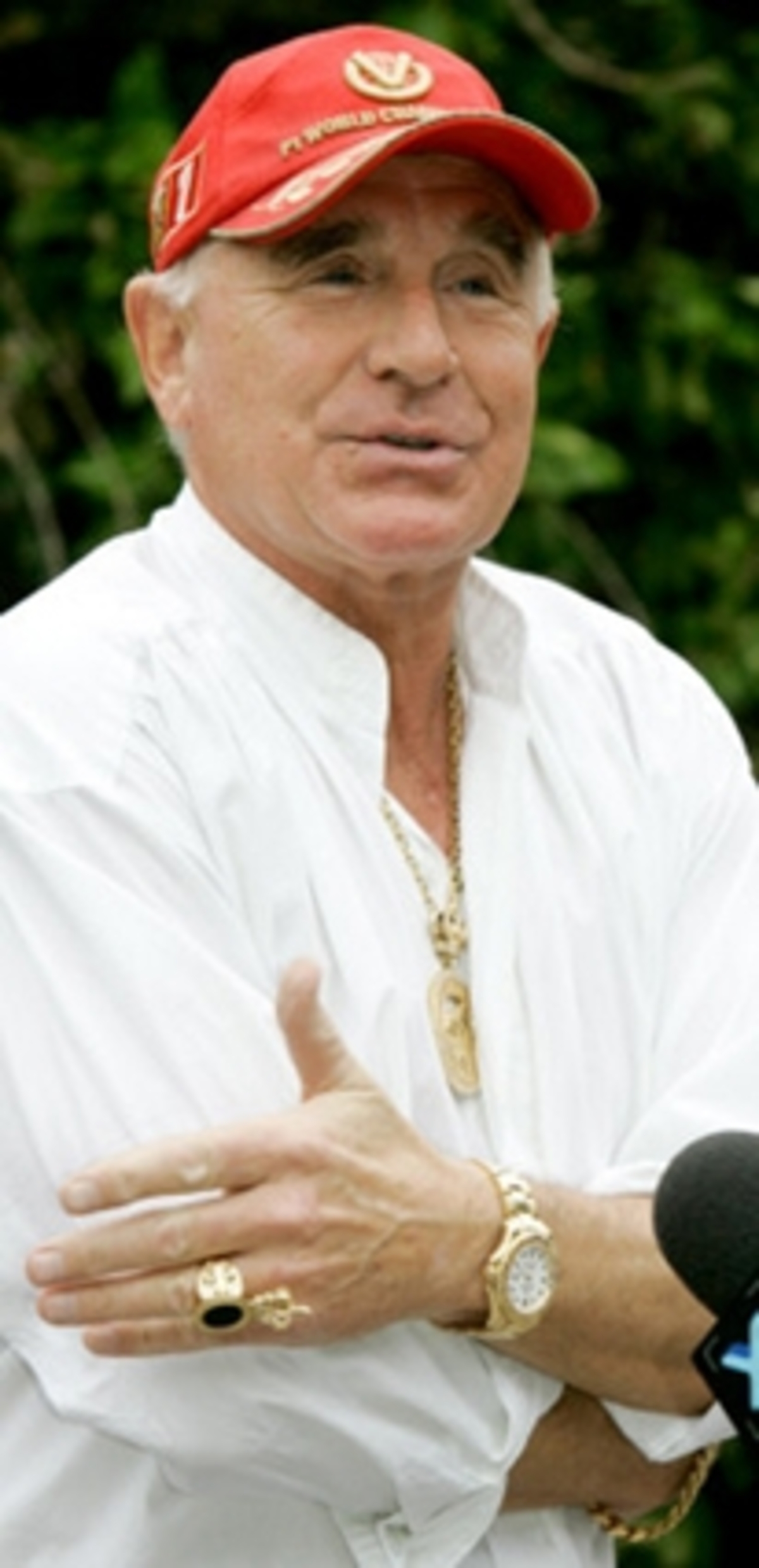 MenschenDas war wohl eine der skurilsten Promi-Geschichten des Jahres: Prinz Frederic von Anhalt, der Ehemann von Zsa Zsa Gabor, wurde angeblich von "drei weißen Frauen überfallen und nackt mit Handschellen an seinen Rolls Royce gefesselt". Neben dem Geld raubten sie auch Schmuck und die Kleider von Frederick. Ein wenig Herz hatten sie aber: Seine rote Baseballkappe durfte er anbehalten.