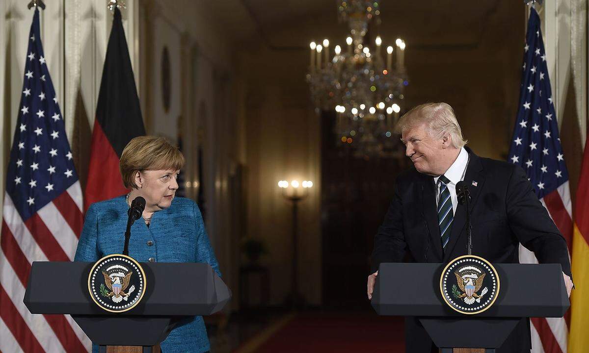 Die deutsche Bundeskanzlerin Angela Merkel liegt indes auf Platz zwölf. Sie verdient 333.500 Euro jährlich im Vergleich zum Durchschnittsgehalt von 44.800 Euro. Den zwölften Platz teilt sie sich unter anderem mit US-Präsident Donald Trump, der mit einem Jahresgehalt von 345.000 Euro genauso wie Merkel sieben Mal so viel wie der Durchschnittsbürger seines Landes verdient. In den USA sind das 52.100 Euro.