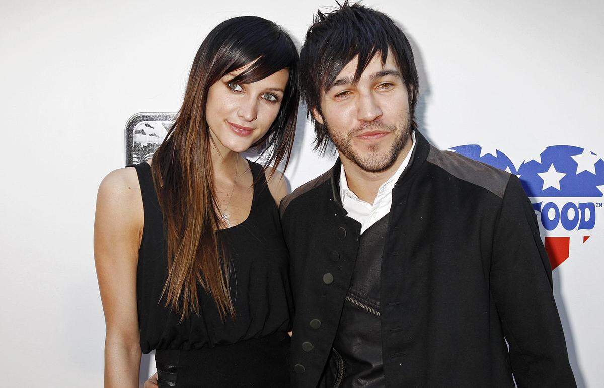 Auch das Musikerpärchen Ashlee Simpson und Pete Wentz versteht sich nach zweieinhalb Ehejahren nicht mehr. Nach langen Überlegungen hätte sie die "schwierige Entscheidung" getroffen, sich scheiden zu lassen.  Um ihren zweijährigen Sohn Bronx wollen sie sich aber weiterhin gemeinsam kümmern. Gerichtsdokumenten zufolge soll Simpson das Hauptsorgerecht beantragt haben.