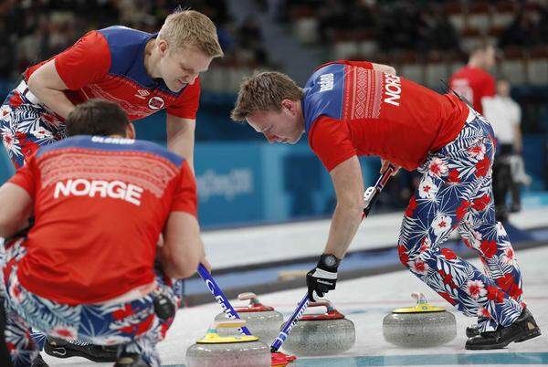 Am auffälligsten in Pyeongchang sind dank ihres Beinkleids aber die Norweger.  