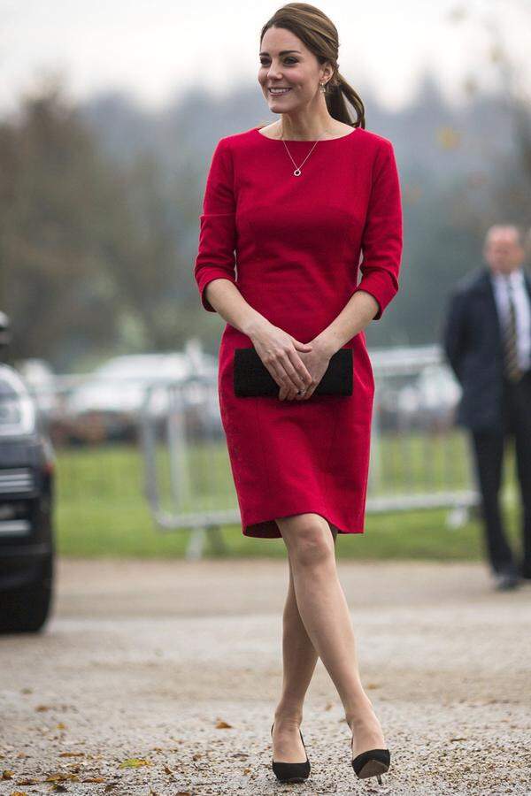 Zum "East Anglia's Children's Hospices Appeal Launch" brachte die Herzogin ein rotes Kleid von Catherine Walker mit schwarzen Wildleder Pumps und Schmuck von Kiki McDonough zusammen.