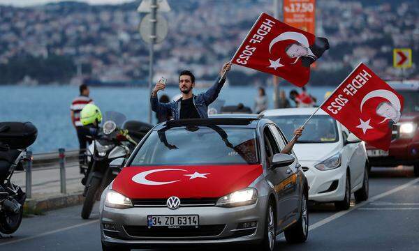 Erdogan-Anhänger begannen früh mit Auto-Korsos in Istanbul, als die Auszählungsergebnisse nur wenig auf das Endergebnis schließen ließen. Die AKP und Erdogan lagen jedoch immer voran.