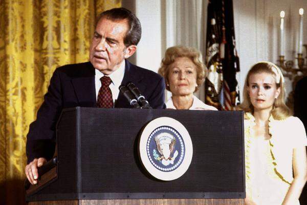 Der Skandal führte zum Rücktritt von US-Präsident Richard Nixon  (im Bild mit Ehefrau Pat Nixon und Tochter Tricia beim Abschied aus dem Weißen Haus).  Die Veröffentlichung der geheimen "Pentagon-Papiere" öffnete der amerikanischen Öffentlichkeit die Augen auf den Krieg in Vietnam und stärkte in einem Gerichtsprozess die Pressefreiheit.