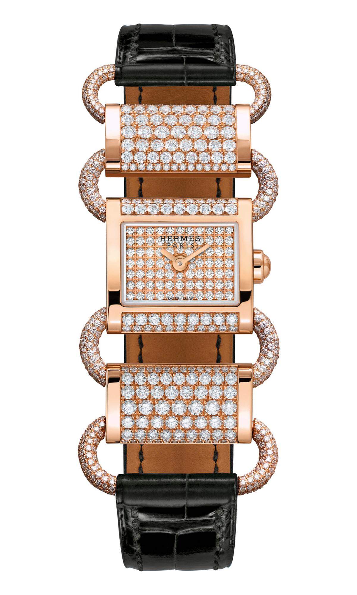 Seit 40 Jahren sitzt Hermès auch bei Uhren fest im Sattel. Dieses Jubiläum feiert die Luxusmarke mit der „Klikti“-Kollektion, die, für das Haus typisch, von der Welt des Reitsports inspiriert ist. Das durchbrochene Armband mit edelsteinbesetztem Zifferblatt erinnert auf elegante Weise an Pferdegeschirr.