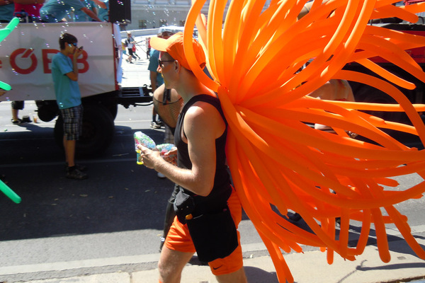 Unter den Teilnehmern der Parade war auch Stadträtin Sandra Frauenberger (SPÖ). Mit von der Partie war einmal mehr Hermes Phettberg, der mit einem Fahrrad-Taxi über den Ring kutschiert wurde. "Ich fahre jedes Mal mit", so der bekennende Homosexuelle. Die Hitze mache ihm nichts aus.