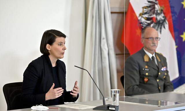 Katharina Reich (L), Generaldirektorin für die öffentliche Gesundheit, und Generalleutnant Norbert Gehart