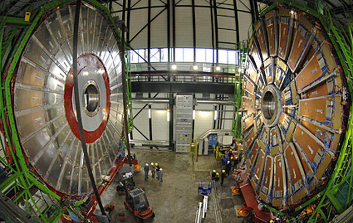 Wenn zwei Protonenstrahlen aufeinandertreffen, entstehen Temperaturen, die 100.000 Mal heißer sind als die Sonne. Das Kühlsystem hält den LHC durch flüssiges Helium auf einer Temperatur von minus 271,3 Grad Celsius.