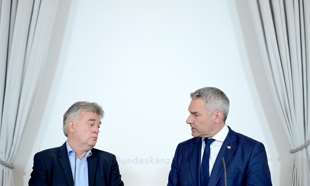 Vizekanzler Werner Kogler (Grüne) und Bundeskanzler Karl Nehammer (ÖVP).