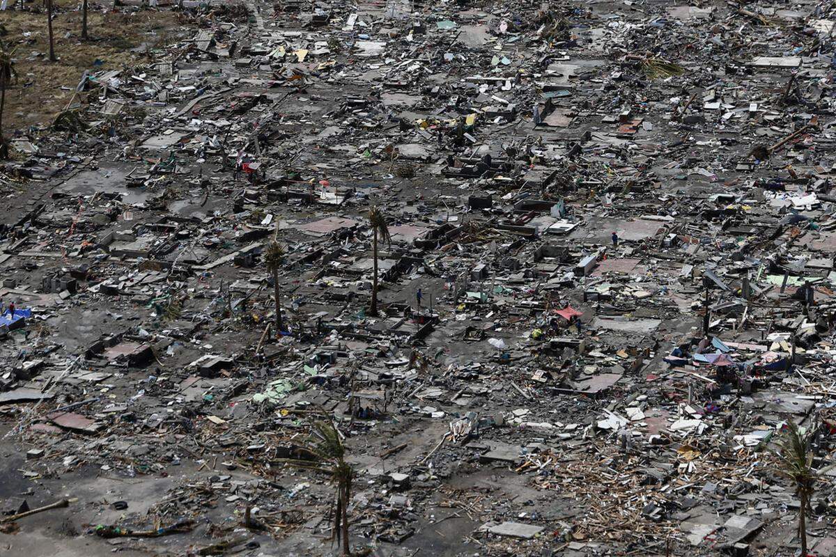 In Tacloban sind alle Geschäfte, in denen Lebensmittel vermutet wurden, geplündert, berichten Lokalsender. In ihrer Verzweiflung sind Leute auf selbst gebauten Flößen vor der Küste unterwegs und versuchen, mit bloßer Hand Fisch zu fangen.