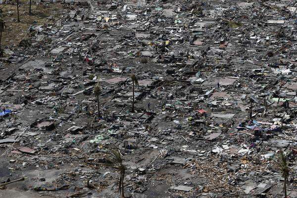 In Tacloban sind alle Geschäfte, in denen Lebensmittel vermutet wurden, geplündert, berichten Lokalsender. In ihrer Verzweiflung sind Leute auf selbst gebauten Flößen vor der Küste unterwegs und versuchen, mit bloßer Hand Fisch zu fangen.