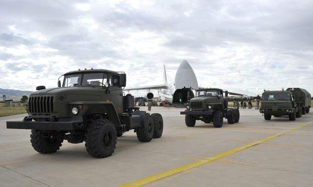 Die Ankunft riesiger Transportflugzeuge auf der türkischen Luftwaffenbasis Mürted markierte den Beginn eines neuen Kapitels in der türkisch-russischen Zusammenarbeit.