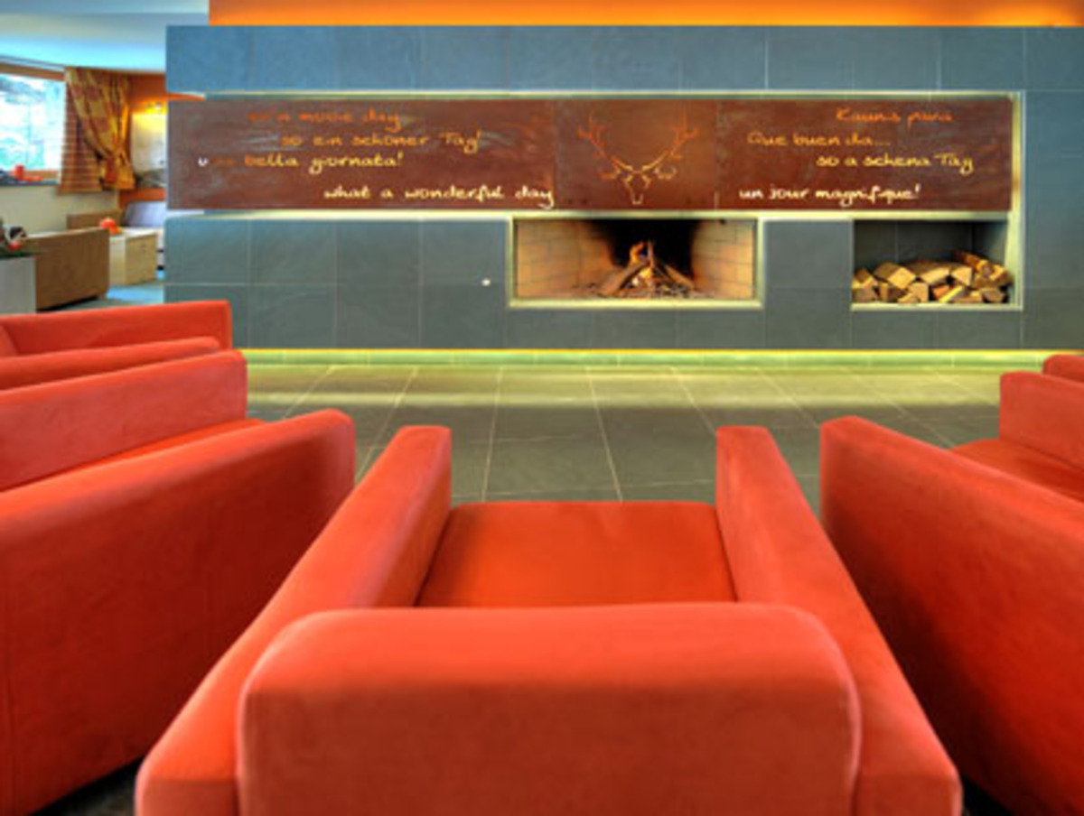 Und auch sonst wird nichts dem Zufall überlassen: Eine diplomierte Gesundheitstrainerin stellt das wöchentliche Fitnessprogramm zusammen und führt Behandlungen durch – von der Ganzkörpermassage mit Heu-Peeling bis zur Wirbelsäulenkorrektur nach Dorn & Breuss.  Hotel Restaurant Forsthofalm Hütten 37, 5771 Leogang; Tel.: 06583/85 45, Fax: 06583/85 45-93, info@forsthofalm.com, www.forsthofalm.com