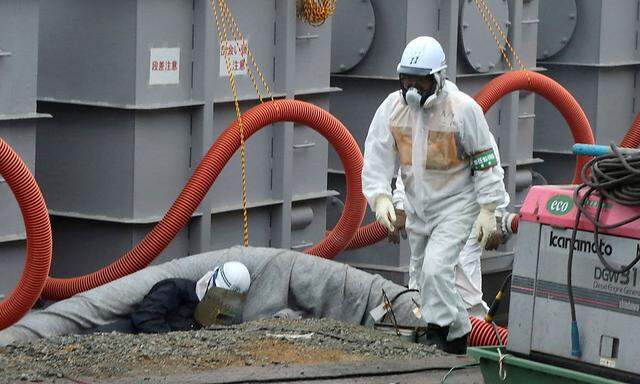 Fukushima: Dampf über zerstörtem Reaktor