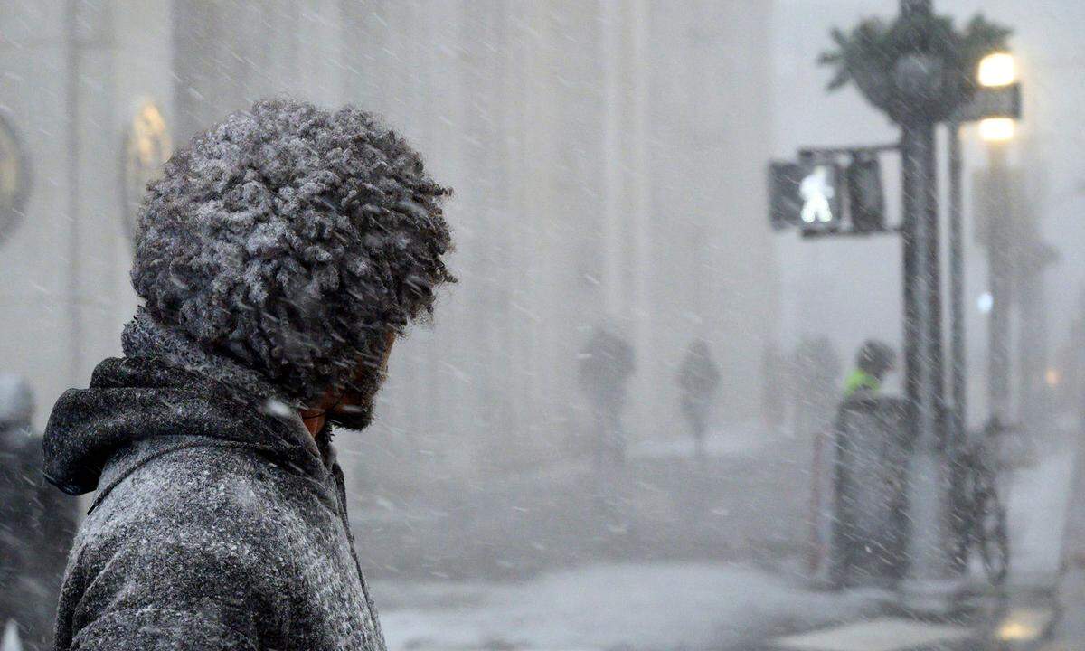 Denn der Wirbel entsteht regelmäßig am Pol, wenn im Winter keine Sonne durch die arktische Dauernacht dringt, die die angesammelte Kaltluft wärmen könnte. Das dabei entstehende sogenannte Höhentief kann auf der Nordhalbkugel kräftige westliche Winde erzeugen. In Bild: Warten auf Grün an einer Kreuzung in New York City.