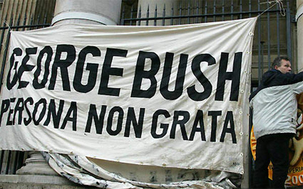 Bush sorgte mit seiner Außenpolitik dafür, dass das Land international viel Sympathie einbüßte. Sein großer Traum, Freiheit und Demokratie zu verbreiten, platzte mit den Entwicklungen im Irak.