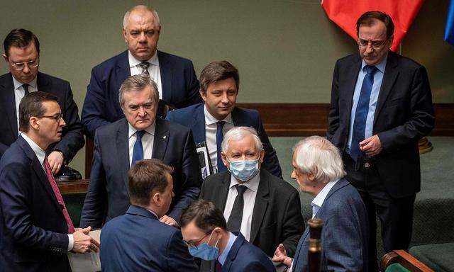 Jarosław Kaczyński (in der Mitte mit Maske) hat nachgeben.