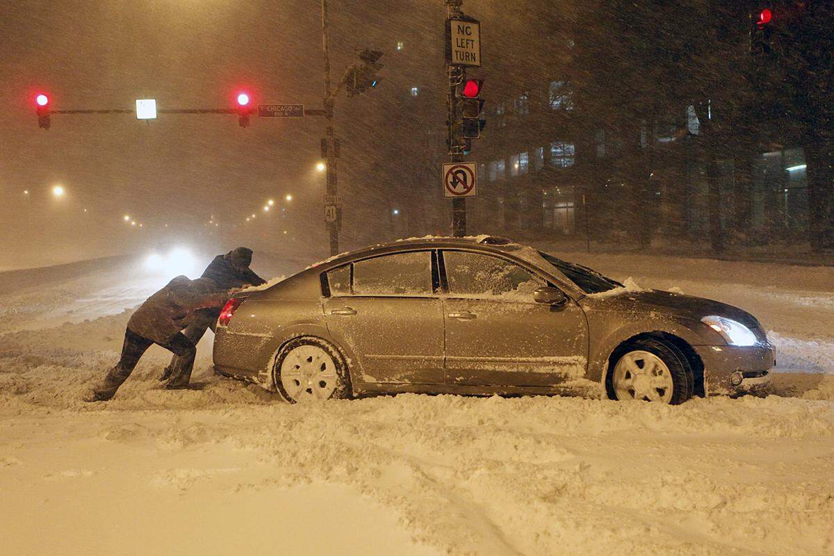 Der Schneesturm hat die Auto-Produktion im Mittleren Westen lahmgelegt. Wegen Zuliefer-Engpässen mussten große Hersteller wie Chrysler, General Motors und Ford den Betrieb in zahlreichen Werken weitgehend einstellen.