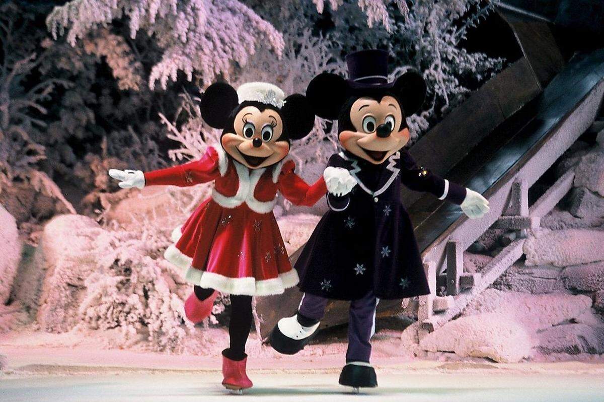 Von der Schulmappe bis zum Kuscheltier: Schon früh verstand Disney etwas von Merchandising, seine Figuren tauchten nicht nur in Filmen auf, sondern auch auf Produkten. Spätestens mit Micky Maus wurde es ein wichtiges zweites Standbein.