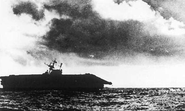 Die Hornet mit Schlagseite kurz vor dem Sinken, Oktober 1942