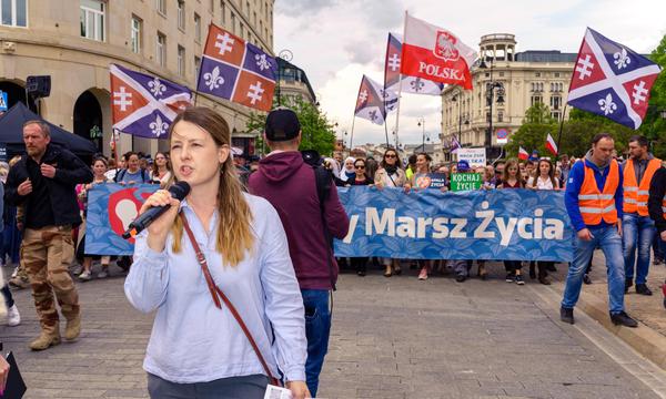 Gegen Abtreibung, gegen Europa: Hanna Boczek von der rechtsextremen Partei Konfederacja beim „Marsch des Lebens“ in Warschau. 