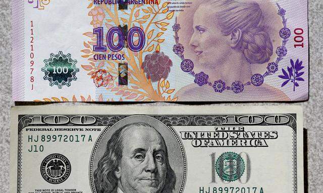 100-Peso-Note und 100-Dollar-Schein.