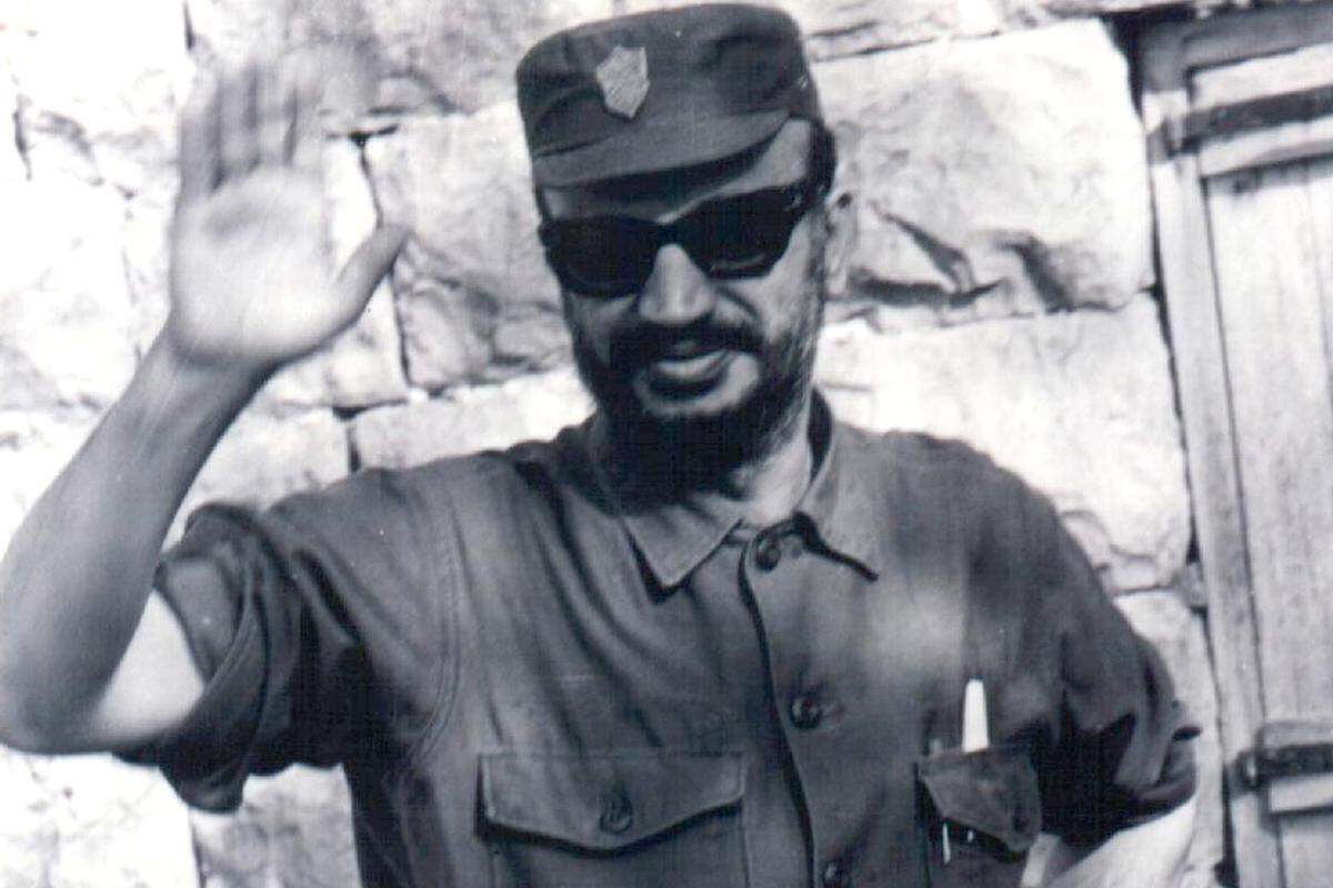 1957 ging er für acht Jahre nach Kuwait, wo er eine erfolgreiche Baufirma betrieb. Sein Kampf für einen Staat Palästina lief parallel dazu weiter, Arafat gründete 1959 die militante Organisation Fatah.