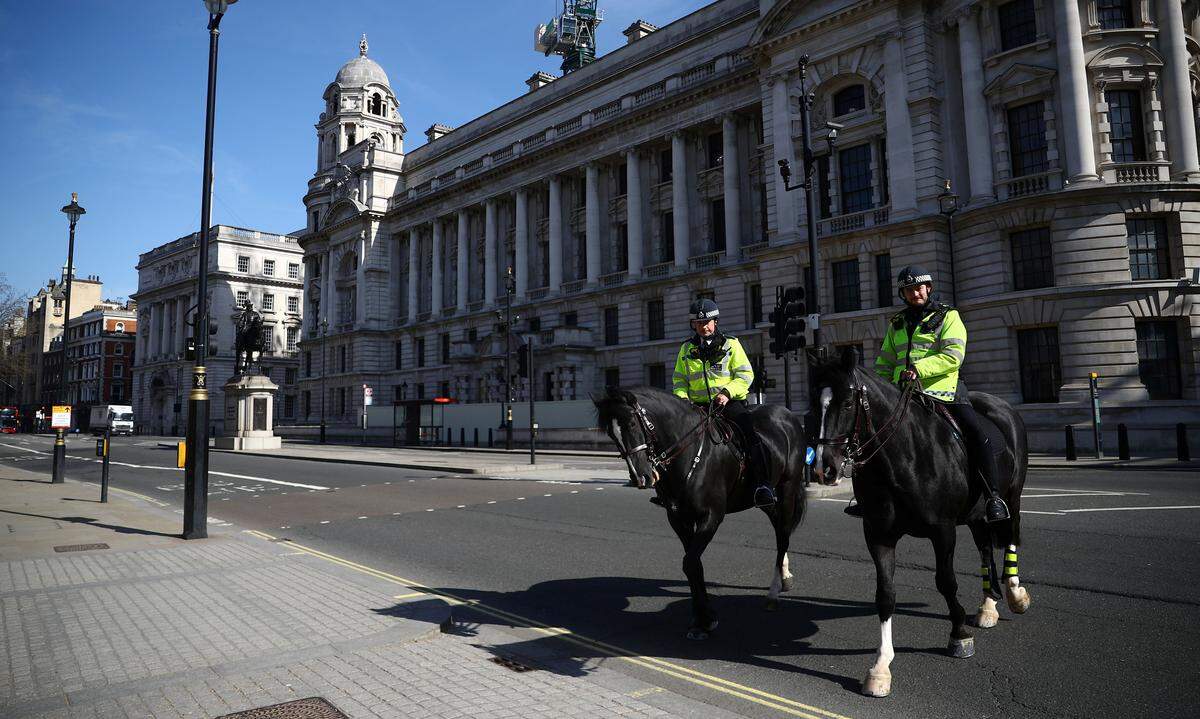 .. auch in der britischen Hauptstadt kommen Polizeipferde zum Einsatz.