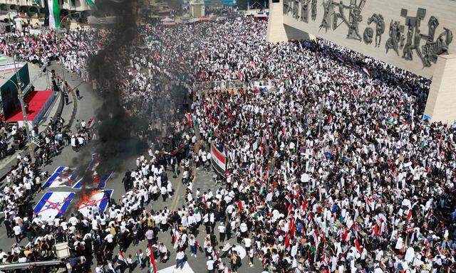 Auf dem Tahrir-Platz in Bagdad wurden israelische Fahnen angezündet.