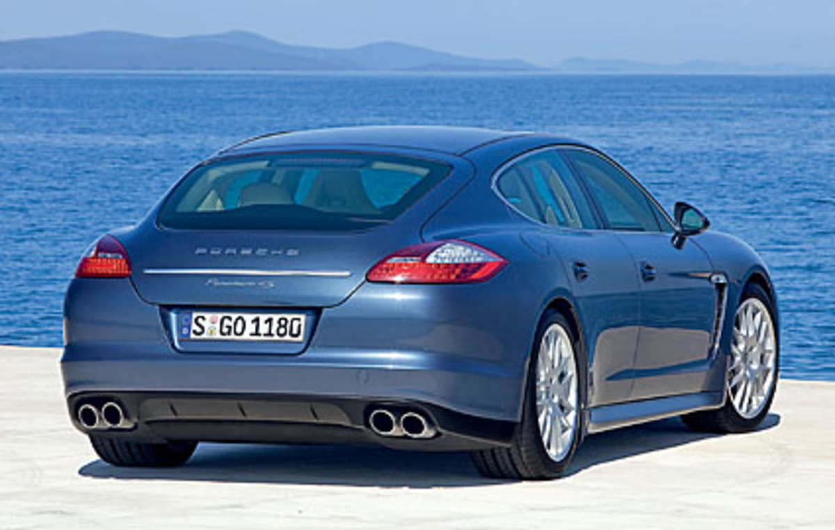 Das Aussehen des Panamera entfacht aufgeregte Diskussionen. Unser Eindruck: Bei knapp fünf Meter Länge und 1,83 Meter Breite wirken Verweise auf das Urmeter der Marke, den 911, eher irritierend als hilfreich. Die Heckpartie ist gar massig geraten.