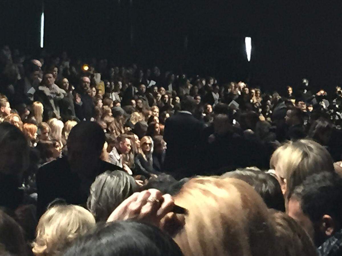 Da fiel das Promi-Spotting natürlich schwerer. Wer genau hinsieht, erkennt aber Kate Moss (mit Sonnenbrille), die neben Joudan Dunn sitzt.